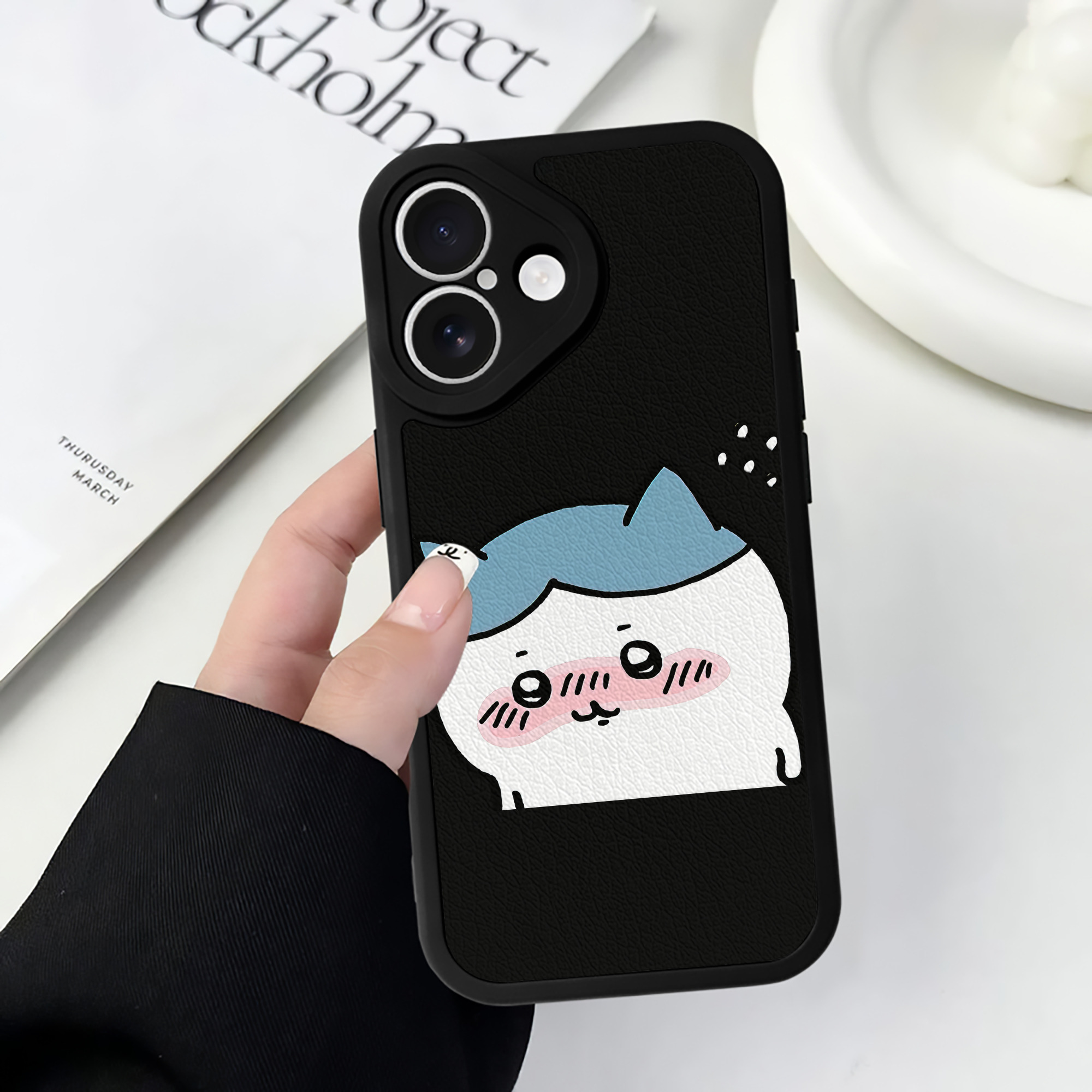 （画像用） ちいかわ ハチワレ Chii-kawa hachiware 【iPhone 16シリーズ対応】シリコンスマホケース（レザー調） 材質：シリコン
